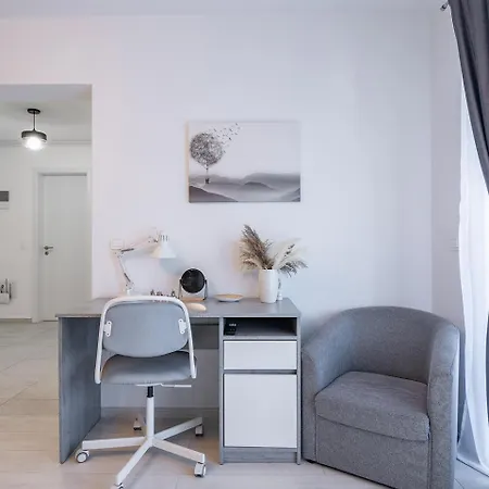 Apartment With Free Parking Near Coresi Mall By Mm Host