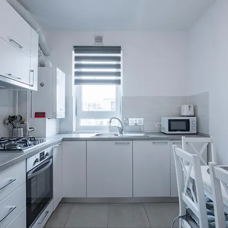 Apartment With Free Parking Near Coresi Mall By Mm Host