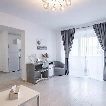 Apartment With Free Parking Near Coresi Mall By Mm Host